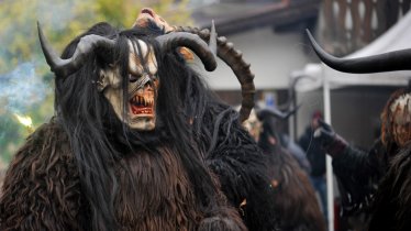 De 'Krampeler' bereiden zich voor op de parade, © Tirol Werbung / Lea Neuhauser