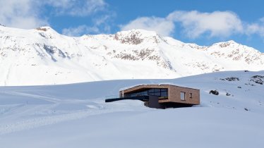 Reizen door het maanlandschap rond de Sch&ouml;nwiesh&uuml;tte is makkelijk , hoewel het bijna onmogelijk lijkt: een ritje op een sneeuwscooter volstaat., © Tirol Advertising - Lisa Hörterer