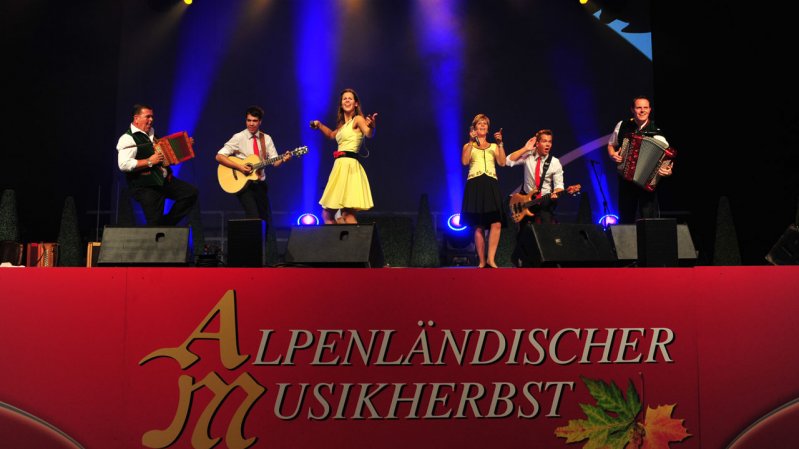 Muziekgroep 'Oesch's die Dritten' bij het Tiroler Herfstmuziek in Ellmau, © Martin Hoerl