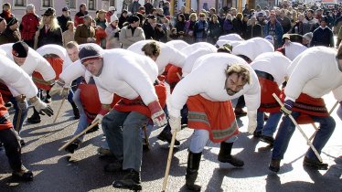 De Wampeler met hun dikke hooien buiken symboliseren de winter tijdens de carnavalsoptochten, © Fasnachtsverein Axams