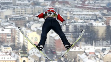 Het is een van de meest prestigieuze skispringwedstrijden die jaarlijks zorgt voor veel enthousiasme onder de toeschouwers., © Brigitte Waltl-Jensen/OK Vierschanzentournee