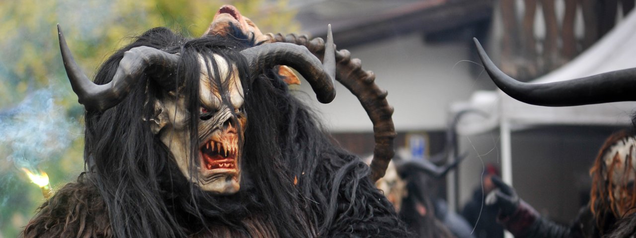 De 'Krampeler' bereiden zich voor op de parade, © Tirol Werbung / Lea Neuhauser