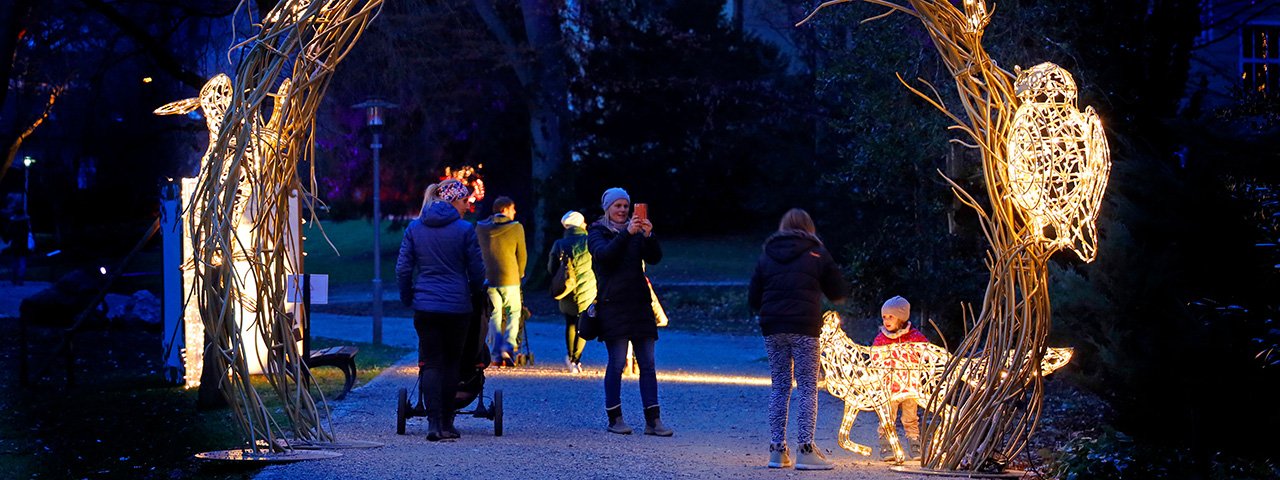 Leuchtende Märchenwelt: Die "Lumagica" lässt den Innsbrucker Hofgarten zauberhaft glitzern und erstrahlen, © MK Illumination