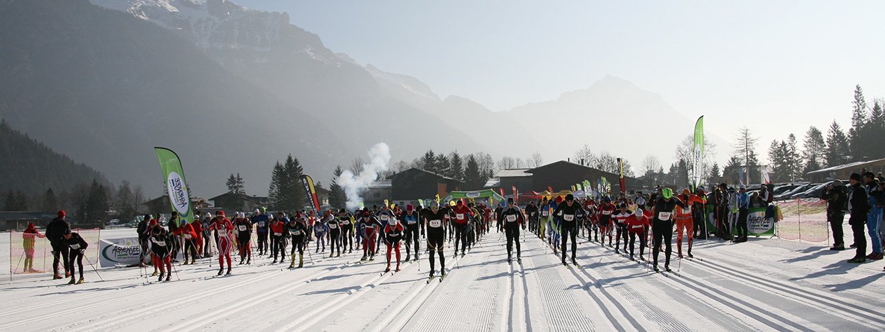 De start in Pertisau: professionele en amateur langlaufers strijden voor de eer tijdens de Achensee 3-Täler-Lauf, © Achensee Tourismus