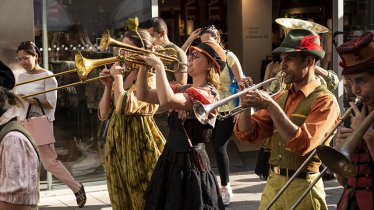 Fanfarebands tijdens het Olala Straattheater Festival zorgen voor een vrolijke noot, © Sebastian Höhn