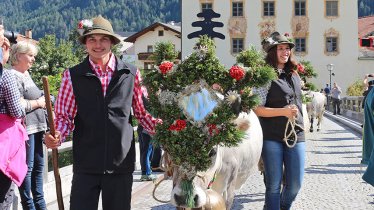 Blikvanger: de festivalparade in Pfunds gaat over de Inn en door de historische brugtoren, © TVB Tiroler Oberland / Kurt Kirschner