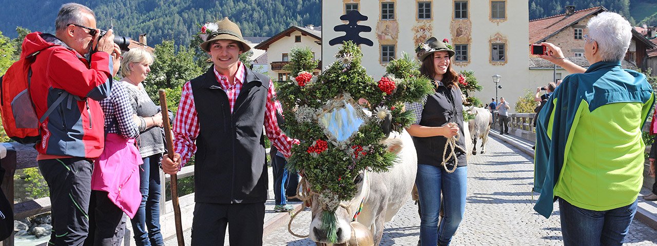 Blikvanger: de festivalparade in Pfunds gaat over de Inn en door de historische brugtoren, © TVB Tiroler Oberland / Kurt Kirschner