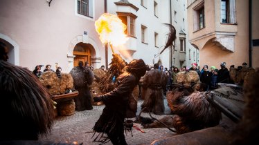 Vuurspuwers tijdens de Perchtenlauf, © Tirol Werbung/Lea Neuhauser