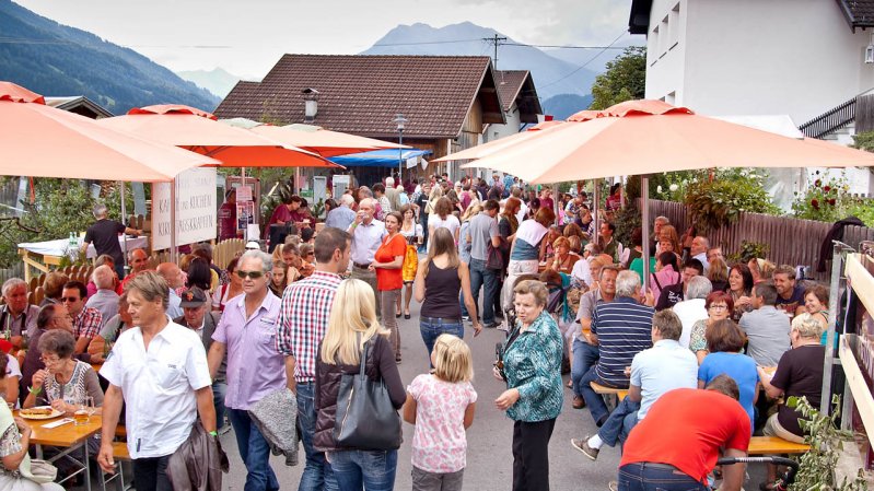 De boerenmarkt van Stanz wordt altijd goed bezocht., © Archiv TVB TirolWest/Stefan Ostermann