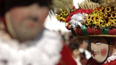 In februari vinden in Telfs de Schleicherlaufen plaats met de bijzonder zware hoeden., © Tirol Werbung / Bernhard Aichner