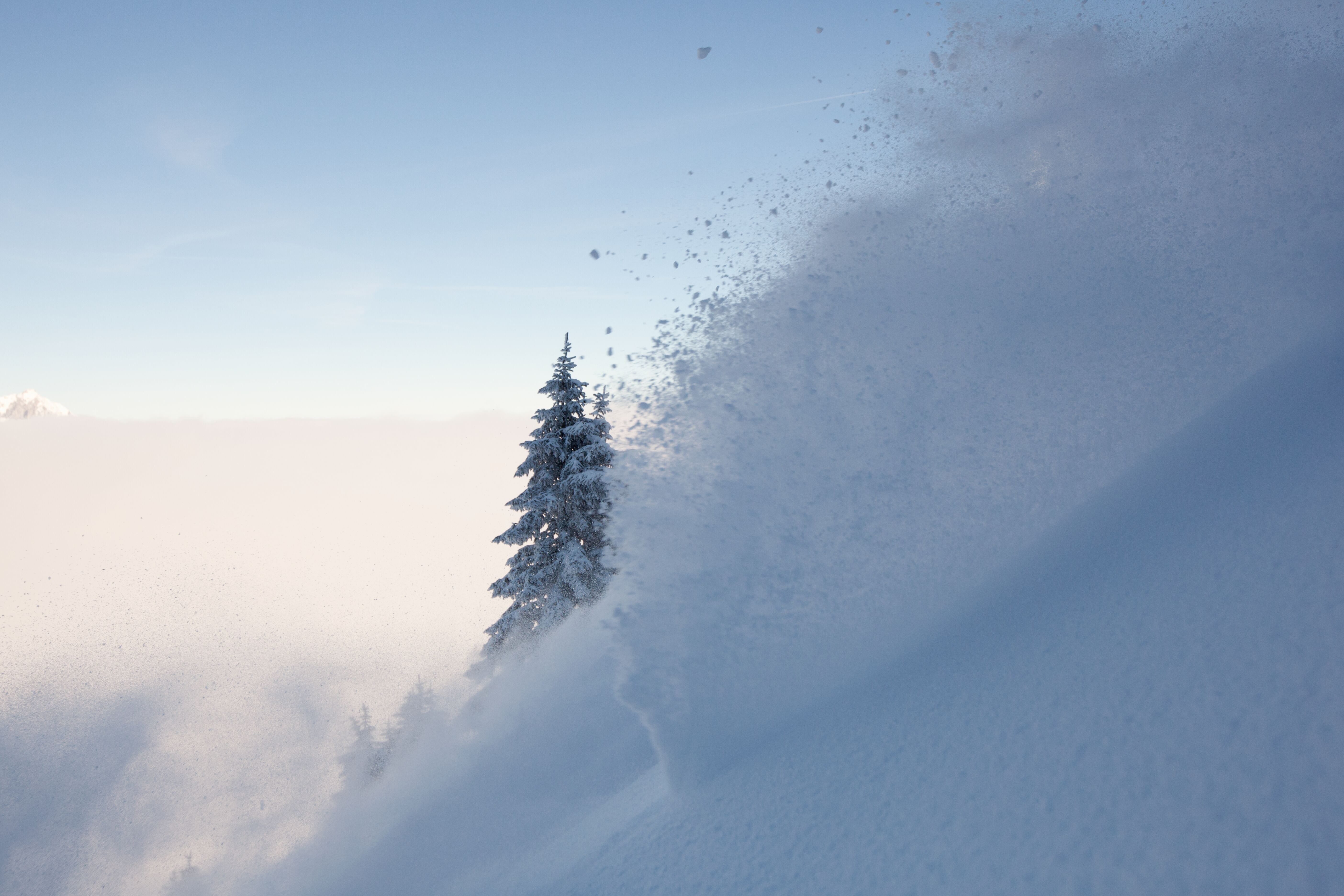 Freerider unterwegs im frischen Tiefschnee