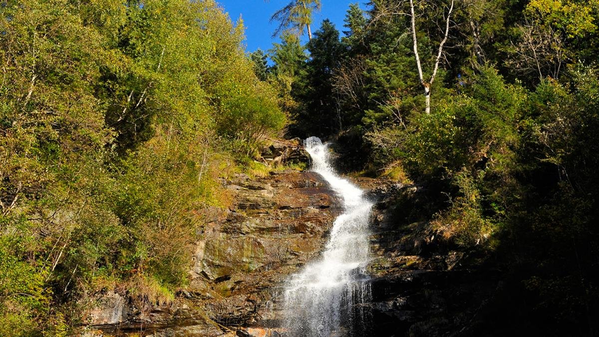 Met een indrukwekkende 91 meter is de Schleierwaterval de hoogste in het Zillertal. De waterval ligt langs een natuurbelevenis-route. Degenen die een wandeling maken, doen er goed aan hier een pauze in te lassen., © Wörgötter & Friends