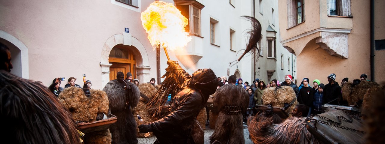 Vuurspuwers tijdens de Perchtenlauf, © Tirol Werbung/Lea Neuhauser