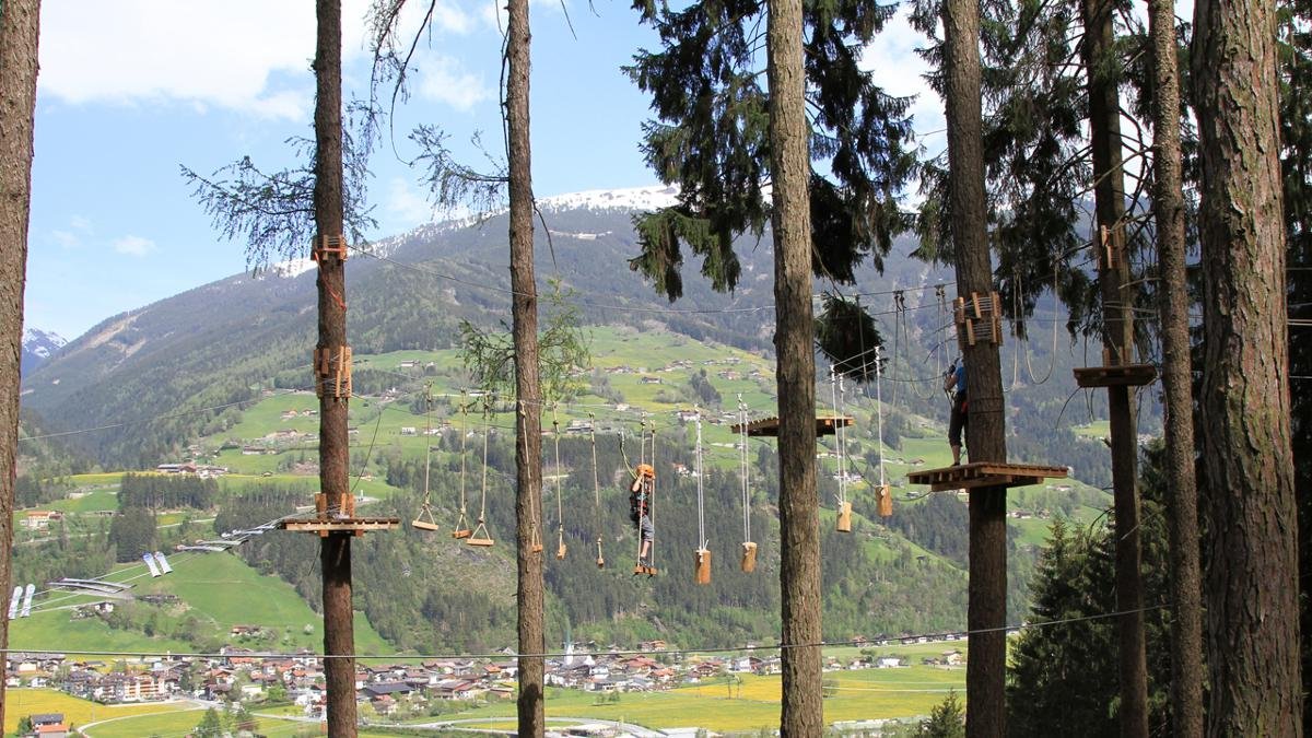 Een uitdaging voor jong en oud: het avonturen-belevenispark in Kaltenbach met een hoogtouwenparcours en via ferrata over een waterval. Hier is moed een vereiste!, © Outdoorcenter-Zillertal