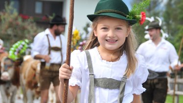 Oefening baart kunst: bij de almabtrieb in Reith im Alpbachtal drijven ook kinderen het vee, © Grießenböck