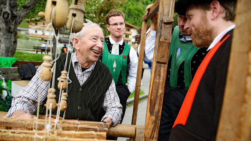 Jong en oud neemt deel aan de kostuumparade van het Gauder Fest, © Zillertal Bier