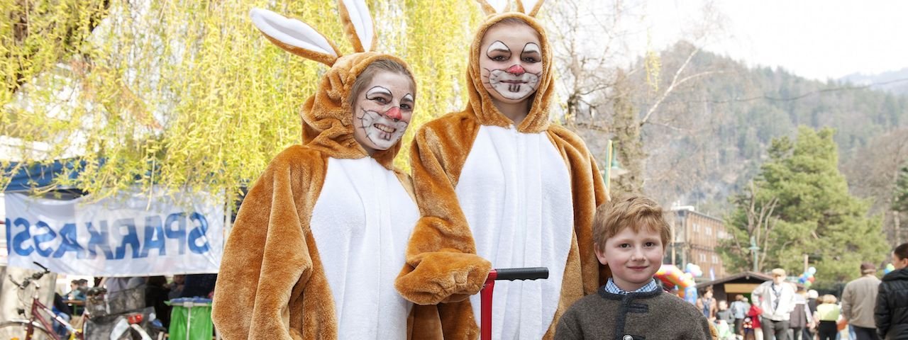 Paashazen delen cadeautjes uit aan kinderen op de culinaire Paasmarkt, © Kufsteinerland