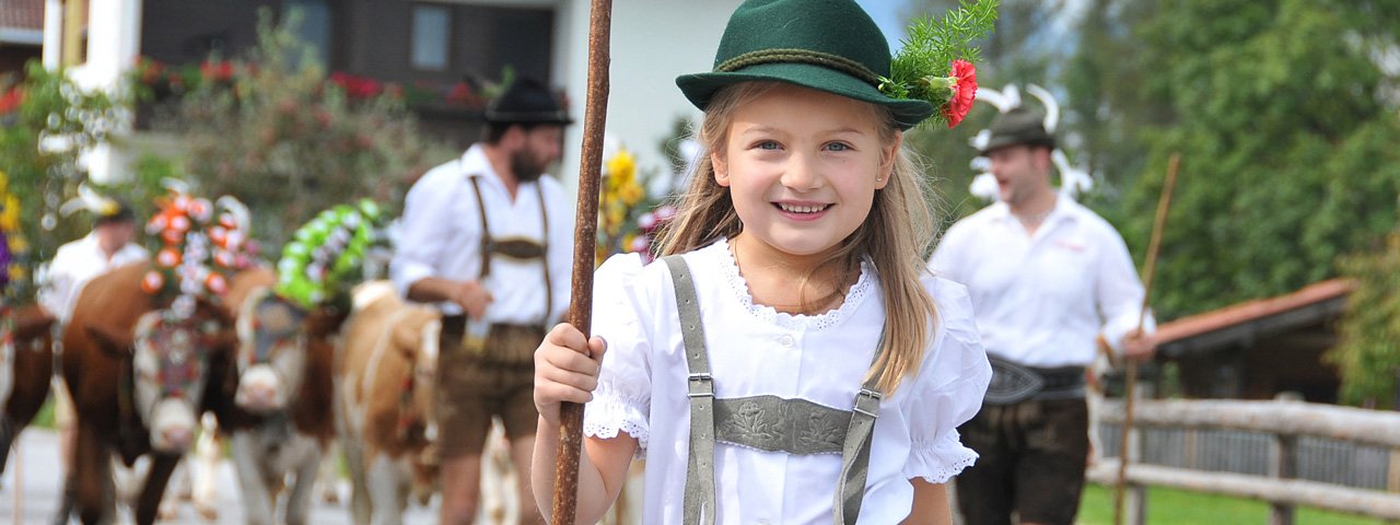 Oefening baart kunst: bij de almabtrieb in Reith im Alpbachtal drijven ook kinderen het vee, © Grießenböck