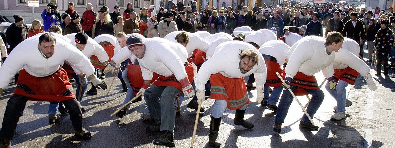 De Wampeler met hun dikke hooien buiken symboliseren de winter tijdens de carnavalsoptochten, © Fasnachtsverein Axams