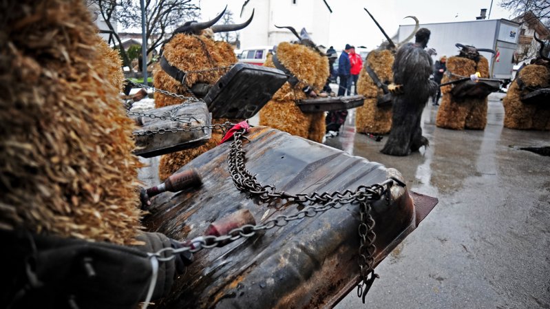 De optocht word begeleid door ritmisch tromgeroffel, © Tirol Werbung/Lea Neuhauser